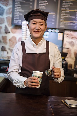 포토 JPG 노년 남자 실내 한명 서기 미소 들기 사람 손짓 상반신 앞모습 앞치마 카페 한국인 제조 60대 커피잔 메뉴판 바리스타 에스프레소 실버취업 노인남자한명만 소상공인 에스프레소잔 국내포토 직업 1 커피 뷰포인트 모션 잔 표정 동양인 성인 내부 경제 상점 구직 상인 남자한명만 노인남자만 파일형식