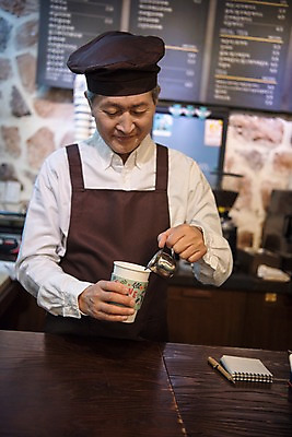 포토 JPG 노년 남자 실내 한명 서기 사람 손짓 상반신 앞모습 앞치마 카페 한국인 붓기 제조 60대 커피잔 메뉴판 바리스타 에스프레소 실버취업 노인남자한명만 소상공인 에스프레소잔 국내포토 직업 1 커피 뷰포인트 모션 잔 동양인 성인 내부 경제 상점 구직 상인 남자한명만 노인남자만 파일형식