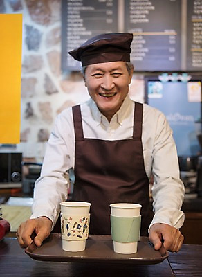 포토 JPG 노년 남자 친절 쟁반 실내 한명 서기 미소 사람 상반신 앞모습 앞치마 카페 한국인 두개 60대 커피잔 주기 메뉴판 바리스타 실버취업 노인남자한명만 소상공인 국내포토 직업 1 커피 뷰포인트 2 모션 잔 표정 동양인 성인 내부 경제 상점 구직 상인 남자한명만 노인남자만 파일형식