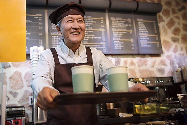 포토 JPG 노년 남자 친절 쟁반 실내 한명 서기 미소 사람 상반신 앞모습 카페 한국인 60대 커피잔 커피메이커 주기 메뉴판 바리스타 실버취업 노인남자한명만 국내포토 직업 1 커피 뷰포인트 모션 잔 표정 동양인 성인 내부 상점 구직 커피용품 남자한명만 노인남자만 파일형식