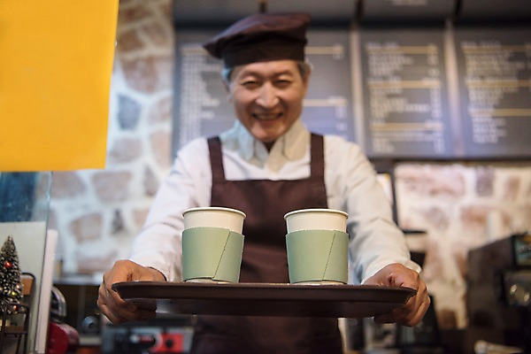 포토 JPG 노년 남자 친절 쟁반 실내 한명 서기 들기 사람 상반신 앞모습 아웃포커스 앞치마 카페 한국인 두개 60대 커피잔 메뉴판 서빙 바리스타 실버취업 노인남자한명만 소상공인 국내포토 직업 1 커피 뷰포인트 2 모션 잔 촬영기법 동양인 성인 내부 경제 상점 구직 상인 남자한명만 노인남자만 파일형식