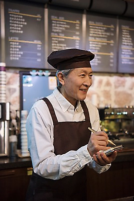 포토 JPG 노년 남자 실내 한명 서기 미소 사람 상반신 옆모습 펜 다이어리 앞치마 카페 한국인 기록 60대 바리스타 주문 실버취업 주문접수 노인남자한명만 소상공인 국내포토 직업 1 뷰포인트 모션 표정 동양인 성인 내부 경제 필기구 상점 사무용품 구직 상인 접수 남자한명만 노인남자만 파일형식