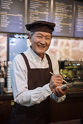 포토 JPG 노년 남자 실내 한명 서기 미소 사람 상반신 옆모습 펜 다이어리 카페 한국인 기록 60대 바리스타 실버취업 주문접수 노인남자한명만 국내포토 직업 1 뷰포인트 모션 표정 동양인 성인 내부 필기구 상점 사무용품 구직 접수 남자한명만 노인남자만 파일형식