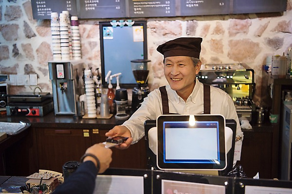 포토 JPG 노년 남자 실내 서기 사람 상반신 두명 앞모습 카페 한국인 60대 커피메이커 계산대 바리스타 주문 실버취업 주문접수 진동벨 국내포토 직업 뷰포인트 모션 동양인 성인 내부 상점 구직 알림 접수 커피용품 파일형식