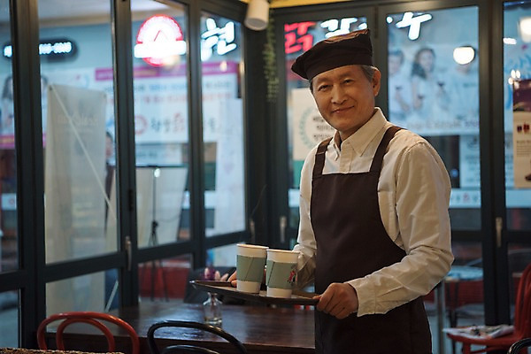 포토 JPG 노년 남자 실내 한명 서기 미소 들기 사람 상반신 옆모습 앞치마 카페 한국인 60대 커피잔 서빙 바리스타 실버취업 노인남자한명만 소상공인 국내포토 직업 1 커피 뷰포인트 모션 잔 표정 동양인 성인 내부 경제 상점 구직 상인 남자한명만 노인남자만 파일형식