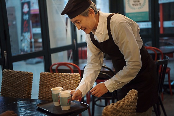 포토 JPG 노년 남자 탁자 실내 한명 서기 미소 사람 상반신 옆모습 앞치마 카페 한국인 잡기 60대 커피잔 서빙 바리스타 실버취업 노인남자한명만 소상공인 국내포토 직업 1 커피 뷰포인트 가구 모션 잔 표정 동양인 성인 내부 경제 상점 구직 상인 남자한명만 노인남자만 파일형식
