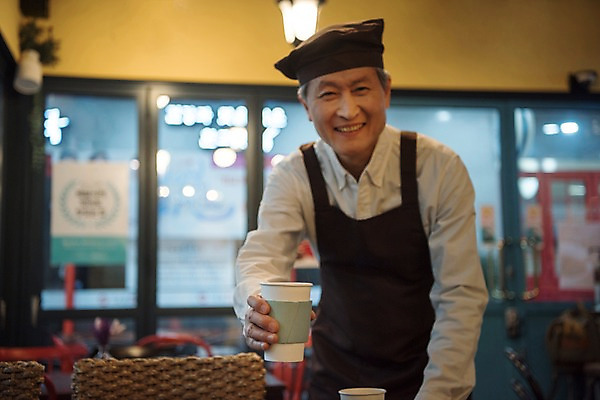 포토 JPG 노년 남자 친절 실내 한명 서기 미소 들기 사람 상반신 앞모습 아웃포커스 앞치마 카페 한국인 60대 커피잔 서빙 바리스타 실버취업 노인남자한명만 소상공인 국내포토 직업 1 커피 뷰포인트 모션 잔 촬영기법 표정 동양인 성인 내부 경제 상점 구직 상인 남자한명만 노인남자만 파일형식