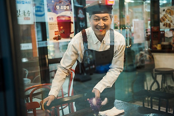 포토 JPG 노년 남자 의자 실내 한명 서기 미소 사람 상반신 앞모습 앞치마 카페 한국인 60대 청소 즐거움 정리 바리스타 실버취업 노인남자한명만 소상공인 국내포토 직업 1 감정 뷰포인트 가구 모션 표정 동양인 성인 내부 경제 상점 구직 상인 남자한명만 노인남자만 파일형식
