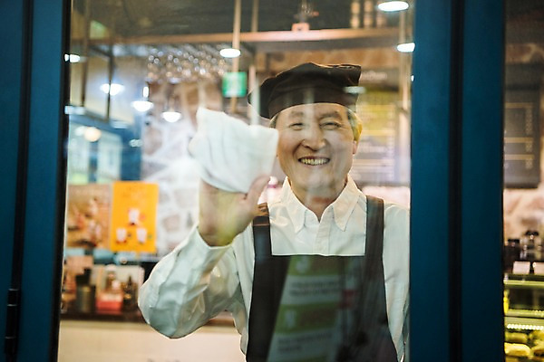 포토 JPG 노년 남자 창문 실내 한명 서기 미소 사람 상반신 앞모습 앞치마 카페 한국인 60대 청소 즐거움 바리스타 닦기 실버취업 노인남자한명만 소상공인 국내포토 직업 1 감정 뷰포인트 모션 표정 동양인 성인 내부 경제 상점 구직 상인 남자한명만 노인남자만 파일형식