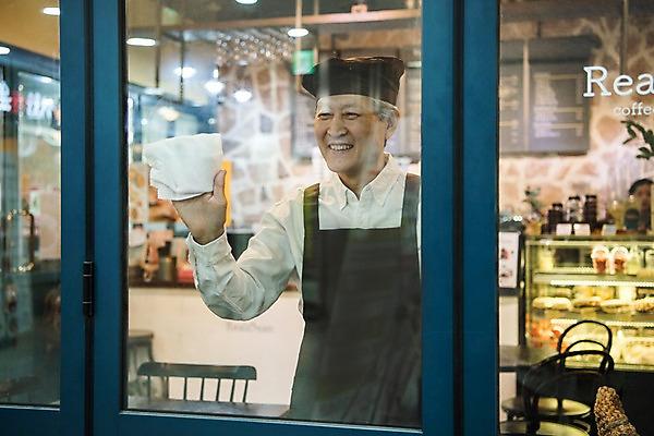 포토 JPG 노년 남자 창문 실내 한명 서기 미소 사람 상반신 앞모습 앞치마 카페 한국인 60대 청소 즐거움 바리스타 닦기 실버취업 노인남자한명만 소상공인 국내포토 직업 1 감정 뷰포인트 모션 표정 동양인 성인 내부 경제 상점 구직 상인 남자한명만 노인남자만 파일형식