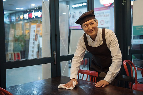 포토 JPG 노년 남자 탁자 실내 한명 서기 미소 사람 상반신 앞모습 앞치마 카페 한국인 60대 청소 바리스타 닦기 실버취업 행주 노인남자한명만 소상공인 국내포토 직업 1 뷰포인트 가구 모션 표정 동양인 성인 내부 경제 상점 구직 상인 청소도구 남자한명만 노인남자만 파일형식