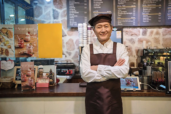 포토 JPG 노년 남자 실내 한명 서기 미소 사람 상반신 앞모습 팔짱 앞치마 카페 한국인 60대 커피메이커 메뉴판 바리스타 실버취업 노인남자한명만 소상공인 국내포토 직업 1 뷰포인트 모션 표정 동양인 성인 내부 경제 상점 구직 상인 커피용품 남자한명만 노인남자만 파일형식