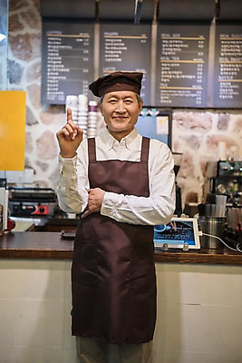 포토 JPG 1 노년 남자 실내 한명 서기 미소 사람 손짓 상반신 앞모습 앞치마 카페 한국인 60대 메뉴판 바리스타 실버취업 노인남자한명만 소상공인 국내포토 직업 뷰포인트 모션 표정 동양인 성인 내부 경제 상점 구직 상인 남자한명만 노인남자만 파일형식