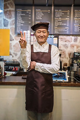포토 JPG 노년 남자 2 실내 한명 서기 미소 사람 손짓 상반신 앞모습 앞치마 카페 한국인 60대 브이 메뉴판 바리스타 실버취업 노인남자한명만 소상공인 국내포토 직업 1 뷰포인트 모션 표정 동양인 성인 내부 경제 상점 구직 상인 남자한명만 노인남자만 파일형식 컨셉 인종 남자만 노인만 성인만