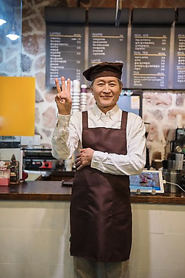 포토 JPG 노년 남자 실내 3 한명 서기 미소 사람 손짓 상반신 앞모습 앞치마 카페 한국인 60대 메뉴판 바리스타 실버취업 노인남자한명만 소상공인 국내포토 직업 1 뷰포인트 모션 표정 동양인 성인 내부 경제 상점 구직 상인 남자한명만 노인남자만 파일형식