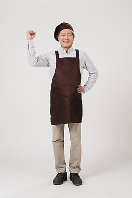 포토 JPG 스튜디오촬영 전신 노년 남자 허리손 실내 한명 서기 미소 사람 손짓 앞모습 파이팅 앞치마 주먹 카페 한국인 60대 바리스타 실버취업 노인남자한명만 소상공인 국내포토 직업 1 뷰포인트 포즈 모션 표정 동양인 성인 내부 경제 상점 구직 상인 남자한명만 노인남자만 파일형식 컨셉 인종 남자만 노인만 성인만