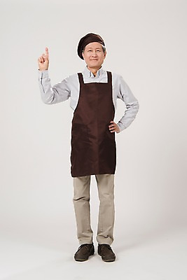 포토 JPG 스튜디오촬영 전신 1 노년 남자 허리손 실내 한명 서기 미소 사람 손짓 앞모습 앞치마 카페 한국인 60대 바리스타 추천 실버취업 노인남자한명만 소상공인 국내포토 직업 뷰포인트 포즈 모션 표정 동양인 성인 내부 경제 상점 구직 상인 남자한명만 노인남자만 파일형식