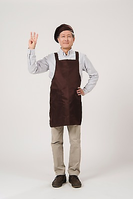 포토 JPG 스튜디오촬영 전신 노년 남자 허리손 실내 3 한명 서기 미소 사람 손짓 앞모습 앞치마 카페 한국인 60대 바리스타 실버취업 노인남자한명만 소상공인 국내포토 직업 1 뷰포인트 포즈 모션 표정 동양인 성인 내부 경제 상점 구직 상인 남자한명만 노인남자만 파일형식