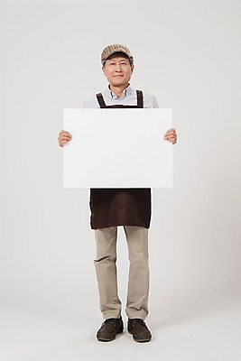 포토 JPG 스튜디오촬영 전신 배너 노년 남자 사각프레임 광고판 알림판 실내 한명 서기 들기 사람 앞모습 앞치마 카페 한국인 60대 바리스타 실버취업 노인남자한명만 소상공인 국내포토 직업 1 뷰포인트 모션 프레임 동양인 성인 내부 경제 상점 사각형 구직 상인 판 남자한명만 노인남자만 파일형식 도형 컨셉 인종 남자만 노인만 성인만