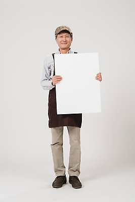 포토 JPG 스튜디오촬영 전신 배너 노년 남자 사각프레임 광고판 알림판 실내 한명 서기 미소 사람 앞모습 앞치마 카페 한국인 60대 바리스타 실버취업 노인남자한명만 소상공인 국내포토 직업 1 뷰포인트 모션 프레임 표정 동양인 성인 내부 경제 상점 사각형 구직 상인 판 남자한명만 노인남자만 파일형식 도형 컨셉 인종 남자만 노인만 성인만