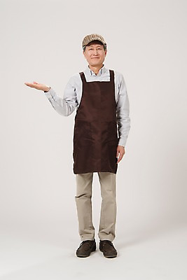 포토 JPG 스튜디오촬영 전신 노년 남자 안내 실내 한명 서기 미소 사람 손짓 앞모습 손들기 앞치마 카페 한국인 60대 바리스타 실버취업 노인남자한명만 국내포토 직업 1 뷰포인트 모션 표정 동양인 성인 내부 상점 구직 남자한명만 노인남자만 파일형식 컨셉 인종 남자만 노인만 성인만