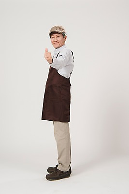 포토 JPG 스튜디오촬영 전신 노년 남자 실내 한명 서기 미소 사람 손짓 옆모습 앞치마 카페 한국인 최고 60대 바리스타 실버취업 노인남자한명만 국내포토 직업 1 뷰포인트 모션 표정 동양인 성인 내부 상점 구직 남자한명만 노인남자만 파일형식