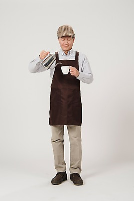 포토 JPG 스튜디오촬영 전신 노년 남자 주전자 실내 한명 서기 사람 손짓 앞모습 앞치마 카페 한국인 붓기 60대 커피잔 바리스타 실버취업 노인남자한명만 국내포토 직업 1 커피 뷰포인트 모션 주방용품 잔 동양인 성인 내부 상점 구직 남자한명만 노인남자만 파일형식