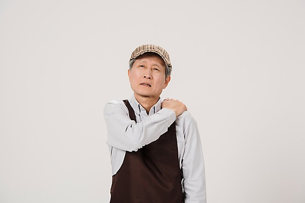 포토 JPG 스튜디오촬영 노년 남자 실내 한명 서기 사람 상반신 앞모습 앞치마 카페 고통 한국인 찡그림 60대 바리스타 실버취업 어깨통증 노인남자한명만 국내포토 직업 1 감정 뷰포인트 모션 표정 동양인 성인 내부 상점 구직 질병 남자한명만 노인남자만 파일형식