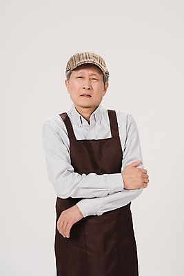 포토 JPG 스튜디오촬영 노년 남자 실내 한명 서기 사람 상반신 앞모습 앞치마 카페 고통 한국인 찡그림 60대 바리스타 실버취업 팔골절 노인남자한명만 국내포토 직업 1 감정 뷰포인트 모션 표정 동양인 성인 내부 상점 구직 골절 남자한명만 노인남자만 파일형식