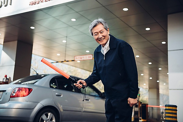 포토 JPG 주간 노년 남자 자동차 친절 안내 한명 서기 미소 사람 상반신 야외 앞모습 한국인 60대 주차 안내원 주차장 실버취업 경찰봉 노인남자한명만 국내포토 자연요소 직업 1 육상교통 뷰포인트 모션 표정 동양인 성인 구직 남자한명만 노인남자만 파일형식