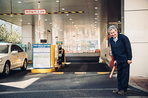 포토 JPG 주간 전신 노년 남자 자동차 친절 안내 한명 서기 사람 야외 앞모습 한국인 인사 60대 주차 안내원 주차장 실버취업 경찰봉 무인기계 주차요금 노인남자한명만 국내포토 자연요소 직업 1 육상교통 뷰포인트 모션 동양인 성인 구직 예절 요금 남자한명만 노인남자만 파일형식