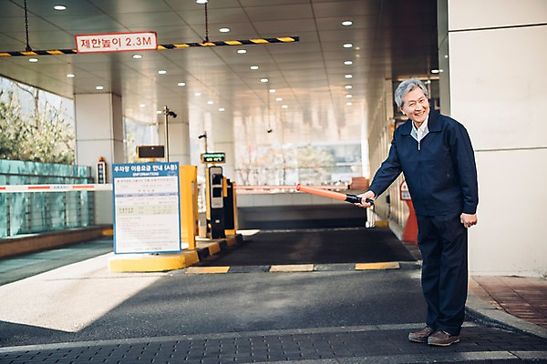 포토 JPG 주간 전신 노년 남자 친절 안내 한명 서기 미소 사람 야외 건물 앞모습 한국인 60대 주차 안내원 주차장 실버취업 경찰봉 무인기계 주차요금 노인남자한명만 국내포토 자연요소 직업 1 건축물 뷰포인트 모션 표정 동양인 성인 구직 요금 남자한명만 노인남자만 파일형식