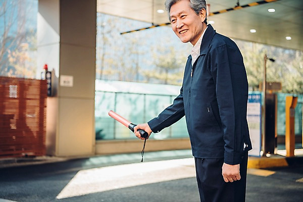 포토 JPG 주간 노년 남자 친절 안내 한명 서기 미소 사람 상반신 야외 옆모습 한국인 60대 주차 안내원 주차장 실버취업 경찰봉 무인기계 주차요금 노인남자한명만 국내포토 자연요소 직업 1 뷰포인트 모션 표정 동양인 성인 구직 요금 남자한명만 노인남자만 파일형식