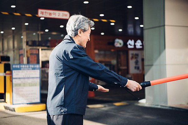 포토 JPG 주간 노년 남자 친절 안내 한명 서기 사람 상반신 야외 건물 옆모습 한국인 60대 주차 안내원 주차장 실버취업 경찰봉 노인남자한명만 국내포토 자연요소 직업 1 건축물 뷰포인트 모션 동양인 성인 구직 남자한명만 노인남자만 파일형식