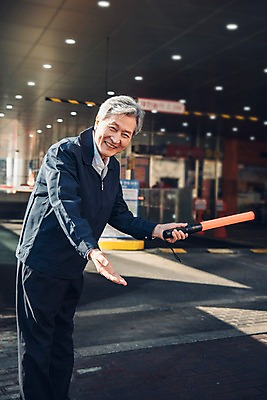 포토 JPG 주간 노년 남자 친절 안내 한명 서기 미소 사람 상반신 야외 건물 앞모습 한국인 60대 주차 안내원 주차장 실버취업 경찰봉 노인남자한명만 국내포토 자연요소 직업 1 건축물 뷰포인트 모션 표정 동양인 성인 구직 남자한명만 노인남자만 파일형식