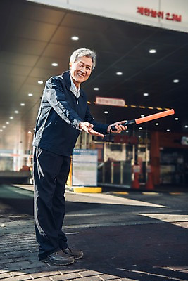 포토 JPG 주간 전신 노년 남자 친절 안내 한명 서기 미소 사람 야외 건물 앞모습 한국인 60대 주차 안내원 주차장 실버취업 경찰봉 노인남자한명만 국내포토 자연요소 직업 1 건축물 뷰포인트 모션 표정 동양인 성인 구직 남자한명만 노인남자만 파일형식