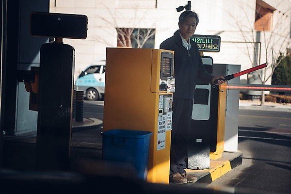 포토 JPG 주간 전신 응시 노년 남자 한명 서기 사람 야외 건물 앞모습 한국인 60대 안내원 주차장 실버취업 경찰봉 무인기계 주차요금 노인남자한명만 국내포토 자연요소 직업 1 건축물 시선 뷰포인트 모션 동양인 성인 구직 요금 남자한명만 노인남자만 파일형식