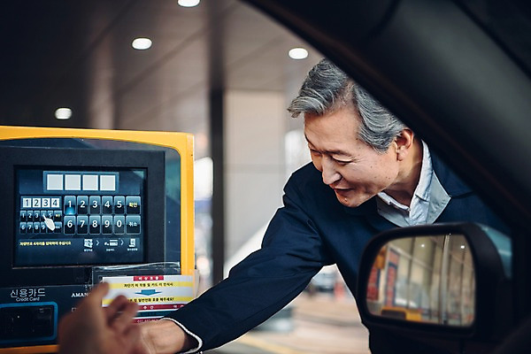 포토 JPG 주간 응시 노년 남자 친절 안내 한명 서기 사람 상반신 야외 옆모습 한국인 60대 안내원 주차장 실버취업 무인기계 주차요금 노인남자한명만 국내포토 자연요소 직업 1 시선 뷰포인트 모션 동양인 성인 구직 요금 남자한명만 노인남자만 파일형식