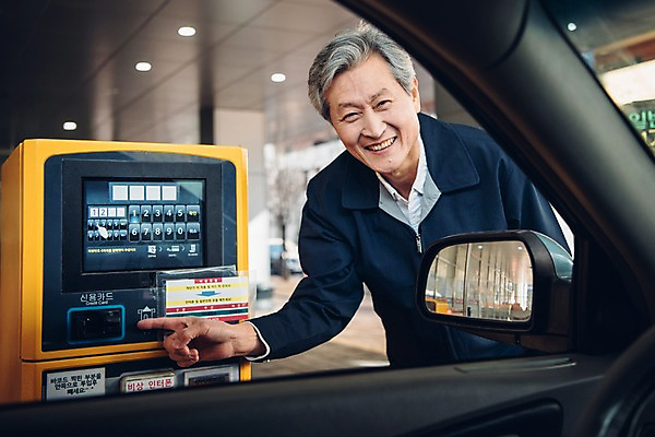 포토 JPG 주간 노년 남자 자동차 친절 안내 한명 서기 미소 사람 상반신 야외 앞모습 한국인 60대 안내원 주차장 실버취업 무인기계 주차요금 노인남자한명만 국내포토 자연요소 직업 1 육상교통 뷰포인트 모션 표정 동양인 성인 구직 요금 남자한명만 노인남자만 파일형식