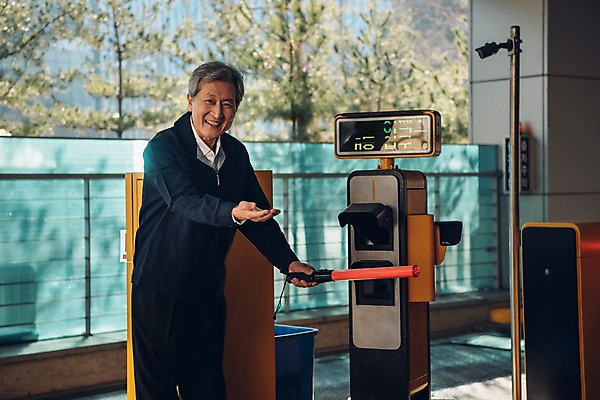 포토 JPG 주간 노년 남자 친절 안내 한명 서기 미소 사람 상반신 야외 앞모습 한국인 60대 안내원 주차장 실버취업 경찰봉 무인기계 주차요금 노인남자한명만 국내포토 자연요소 직업 1 뷰포인트 모션 표정 동양인 성인 구직 요금 남자한명만 노인남자만 파일형식