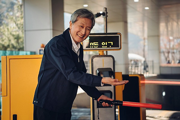 포토 JPG 주간 노년 남자 친절 안내 한명 서기 미소 사람 상반신 야외 옆모습 한국인 60대 안내원 주차장 실버취업 경찰봉 무인기계 주차요금 노인남자한명만 국내포토 자연요소 직업 1 뷰포인트 모션 표정 동양인 성인 구직 요금 남자한명만 노인남자만 파일형식