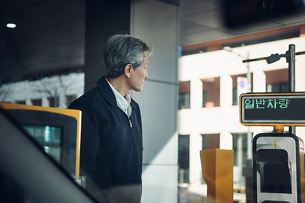 포토 JPG 주간 응시 노년 남자 한명 서기 사람 상반신 야외 옆모습 한국인 60대 안내원 주차장 실버취업 무인기계 주차요금 노인남자한명만 국내포토 자연요소 직업 1 시선 뷰포인트 모션 동양인 성인 구직 요금 남자한명만 노인남자만 파일형식