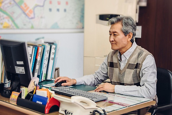 포토 JPG 응시 노년 남자 부동산 실내 한명 사람 앉기 상반신 옆모습 모니터 한국인 키보드 마우스 60대 책상 실버취업 부동산중개업 부동산중개인 서류파일 노인남자한명만 국내포토 1 시선 뷰포인트 가구 모션 동양인 성인 내부 컴퓨터 컴퓨터용품 사무용품 구직 재산 중개인 남자한명만 노인남자만 파일형식