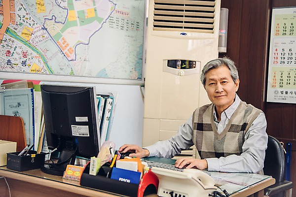 포토 JPG 노년 남자 지도 부동산 실내 한명 사람 앉기 상반신 앞모습 컴퓨터 사무실 한국인 60대 에어컨 전화기 책상 실버취업 부동산중개업 부동산중개인 노인남자한명만 국내포토 1 뷰포인트 가구 비즈니스 모션 동양인 성인 내부 전자제품 가전제품 구직 재산 중개인 남자한명만 노인남자만 파일형식