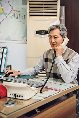 포토 JPG 노년 남자 부동산 실내 한명 사람 앉기 상반신 앞모습 한국인 키보드 마우스 60대 전화기 책상 통화 실버취업 부동산중개업 부동산중개인 노인남자한명만 국내포토 1 뷰포인트 가구 모션 동양인 성인 내부 컴퓨터용품 구직 재산 중개인 남자한명만 노인남자만 파일형식