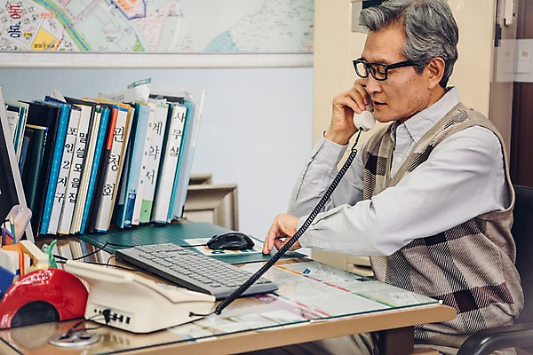 포토 JPG 노년 남자 부동산 실내 한명 사람 앉기 상반신 옆모습 한국인 60대 전화기 책상 통화 실버취업 부동산중개업 부동산중개인 서류파일 시계보기 노인남자한명만 안경낌 국내포토 1 안경 뷰포인트 가구 모션 동양인 성인 내부 사무용품 구직 재산 중개인 남자한명만 노인남자만 파일형식
