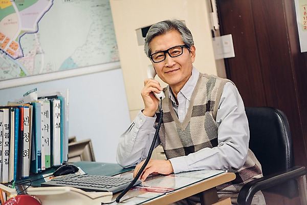 포토 JPG 노년 남자 부동산 실내 한명 미소 사람 앉기 상반신 앞모습 한국인 60대 전화기 책상 통화 실버취업 부동산중개업 부동산중개인 노인남자한명만 안경낌 국내포토 1 안경 뷰포인트 가구 모션 표정 동양인 성인 내부 구직 재산 중개인 남자한명만 노인남자만 파일형식