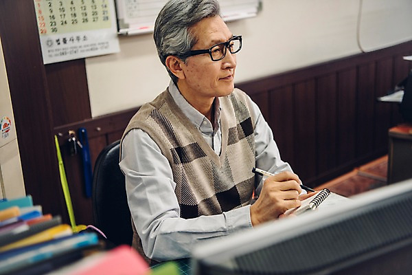 포토 JPG 응시 노년 남자 부동산 실내 한명 사람 앉기 상반신 옆모습 펜 다이어리 한국인 기록 60대 책상 실버취업 부동산중개업 부동산중개인 노인남자한명만 안경낌 국내포토 1 시선 안경 뷰포인트 가구 모션 동양인 성인 내부 필기구 사무용품 구직 재산 중개인 남자한명만 노인남자만 파일형식