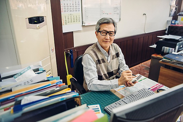 포토 JPG 응시 노년 남자 부동산 실내 한명 사람 앉기 상반신 앞모습 펜 다이어리 한국인 기록 60대 책상 문서 실버취업 부동산중개업 부동산중개인 노인남자한명만 안경낌 국내포토 1 시선 안경 뷰포인트 가구 모션 동양인 성인 내부 필기구 사무용품 구직 재산 중개인 남자한명만 노인남자만 파일형식