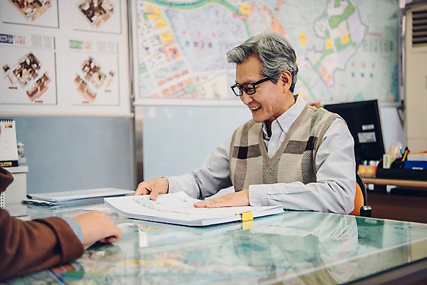 포토 JPG 응시 노년 남자 지도 부동산 실내 사람 앉기 상반신 두명 옆모습 한국인 60대 책상 문서 실버취업 부동산중개업 부동산중개인 성인만 안경낌 국내포토 시선 안경 뷰포인트 가구 모션 동양인 성인 내부 구직 재산 중개인 파일형식